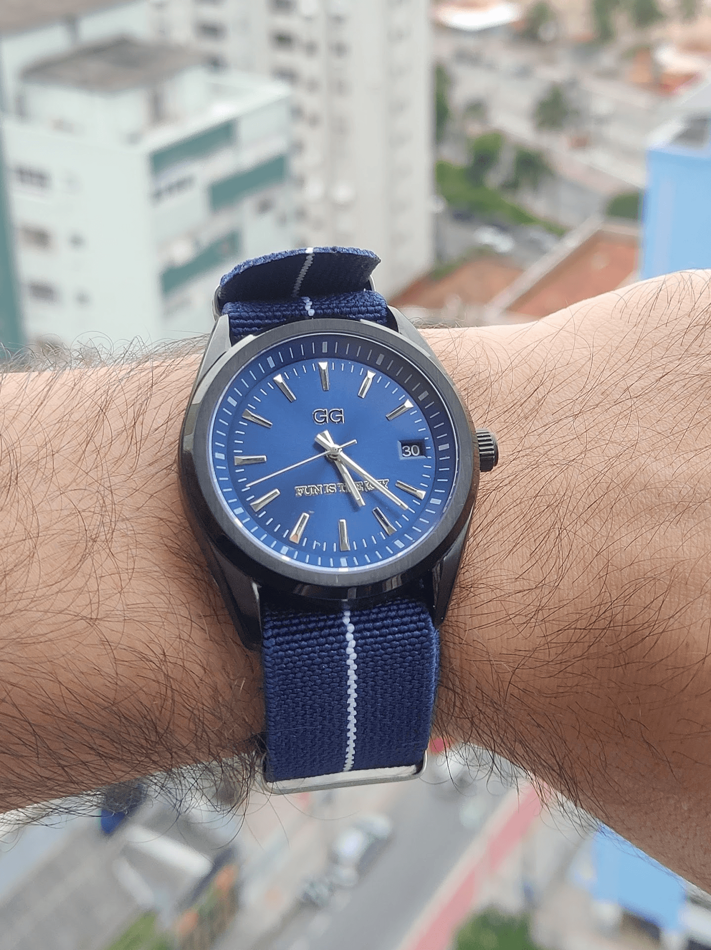 Relógio com o logo "GG" e a frase "Fun is the key"